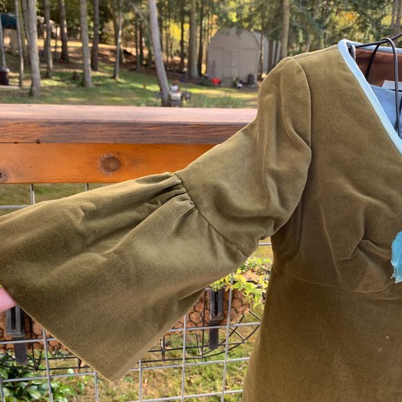 Ricco California Green Velvet 3/4 Sleeve Jacket/ Skirt and Blue Satin Blouse - Picture 3 of 15
